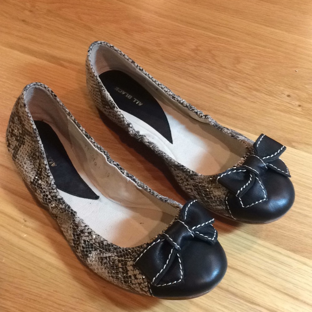 NWOT All Black flats